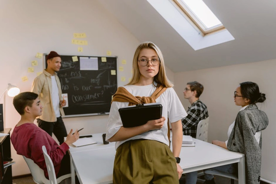 Gruppo di studenti che lavorano su strategie social durante un workshop